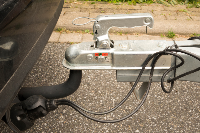 Trailer coupling with trailer on a car